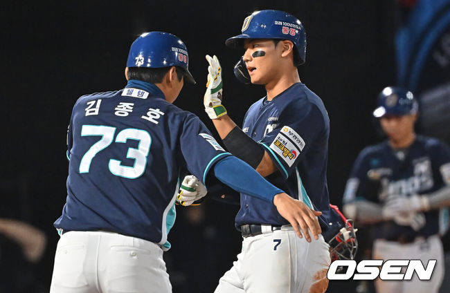 [OSEN=부산, 이석우 기자] 12일 부산 사직야구장에서 2026 신한 SOL KBO 리그 롯데 자이언츠와 NC 다이노스의 경기가 열렸다. 홈팀 롯데는 로드리게스가, 방문팀 NC는 라일리가 선발 출전했다.NC 다이노스 김주원이 7회초 2사 1,2루 우월 3점홈런을 치고 하이파이브를 하고 있다. 2026.05.12 / foto0307@osen.co.kr