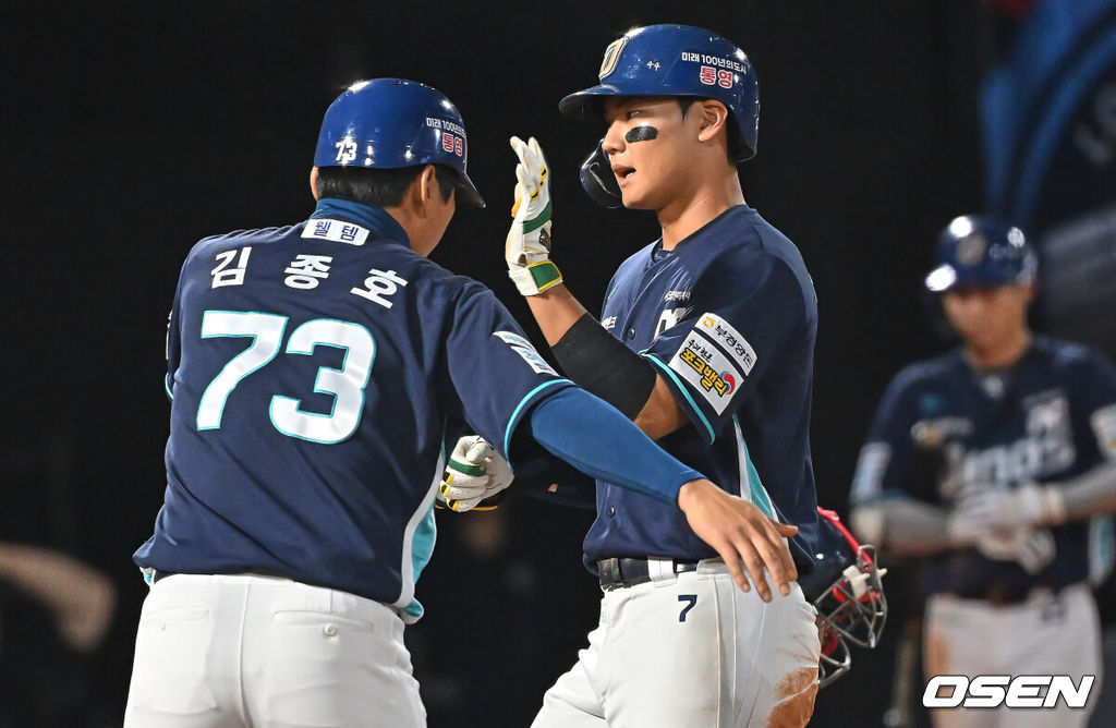 12일 부산 사직야구장에서 2026 신한 SOL KBO 리그 롯데 자이언츠와 NC 다이노스의 경기가 열렸다. 홈팀 롯데는 로드리게스가, 방문팀 NC는 라일리가 선발 출전했다.NC 다이노스 김주원이 7회초 2사 1,2루 우월 3점홈런을 치고 하이파이브를 하고 있다. 2026.05.12 / foto0307@osen.co.kr