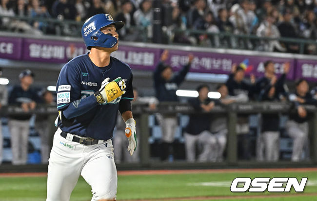 [OSEN=부산, 이석우 기자] 12일 부산 사직야구장에서 2026 신한 SOL KBO 리그 롯데 자이언츠와 NC 다이노스의 경기가 열렸다. 홈팀 롯데는 로드리게스가, 방문팀 NC는 라일리가 선발 출전했다.NC 다이노스 김주원이 7회초 2사 1,2루 우월 3점홈런을 치고 그라운드를 돌고 있다. 2026.05.12 / foto0307@osen.co.kr