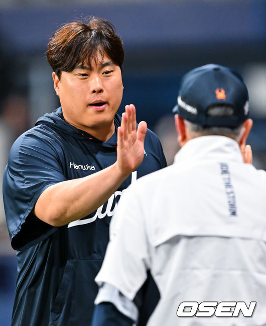 [OSEN=고척, 민경훈 기자] 12일 서울 고척 스카이돔에서 2026 신한 SOL KBO리그 키움 히어로즈와 한화 이글스의 경기가 열렸다.이 경기에서 한화는 키움에 11-5로 승리했다. 이날 승리로 3연승을 내달린 한화는 시즌 전적 17승20패를 만들었다. 키움전은 4연승, 고척 키움전은 지난해 5월 9일부터 10연승이다.경기를 마치고 한화 승리투수 류현진이 김경문 감독과 하이파이브를 하고 있다. 2026.05.12&nbsp;/ rumi@osen.co.kr