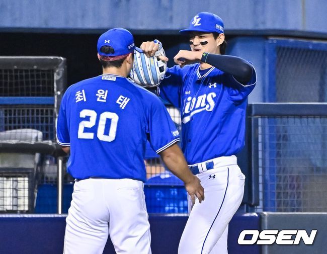 [OSEN=잠실, 박준형 기자] 12일 오후 서울 잠실구장에서 2026 신한 SOL KBO리그 LG 트윈스와 삼성 라이온즈의 진행됐다.이날 LG는 임찬규를, 삼성은 최원태를 선발투수로 내세웠다.6회말 2사 3루 LG 천성호의 안타성 타구를 삼성 구자욱이 호수비로 잡아낸뒤 최원태 향해 손짓하고 있다.    2026.05.12 / soul1014@osen.co.kr