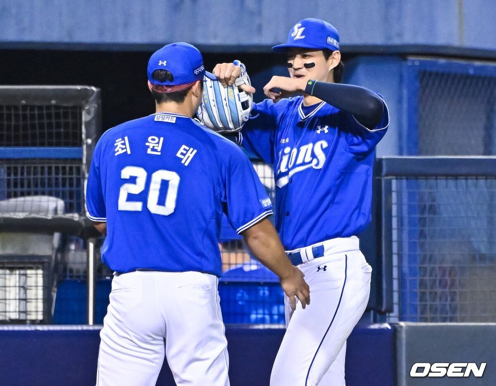 12일 오후 서울 잠실구장에서 2026 신한 SOL KBO리그 LG 트윈스와 삼성 라이온즈의 진행됐다.이날 LG는 임찬규를, 삼성은 최원태를 선발투수로 내세웠다.6회말 2사 3루 LG 천성호의 안타성 타구를 삼성 구자욱이 호수비로 잡아낸뒤 최원태 향해 손짓하고 있다.    2026.05.12 / soul1014@osen.co.kr