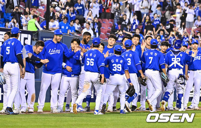 [OSEN=잠실, 박준형 기자] 프로야구 삼성 라이온즈가 8연승에 성공하며 LG 트윈스를 끌어내리고 2위로 올라섰다.&nbsp;삼성은 12일 서울 잠실구장에서 열린 2026 KBO리그 LG와 맞대결에서 9-1로 승리했다. 삼성은 이날 승리로 22승 1무 14패, LG는 22승 15패가 됐다. 삼성이 LG를&nbsp;0.5경기 차이로 제치고 3위에서 2위가 됐다.&nbsp;경기종료 후 삼성 선수들이 승리의 기쁨을 나누고 있다.  2026.05.12 / soul1014@osen.co.kr