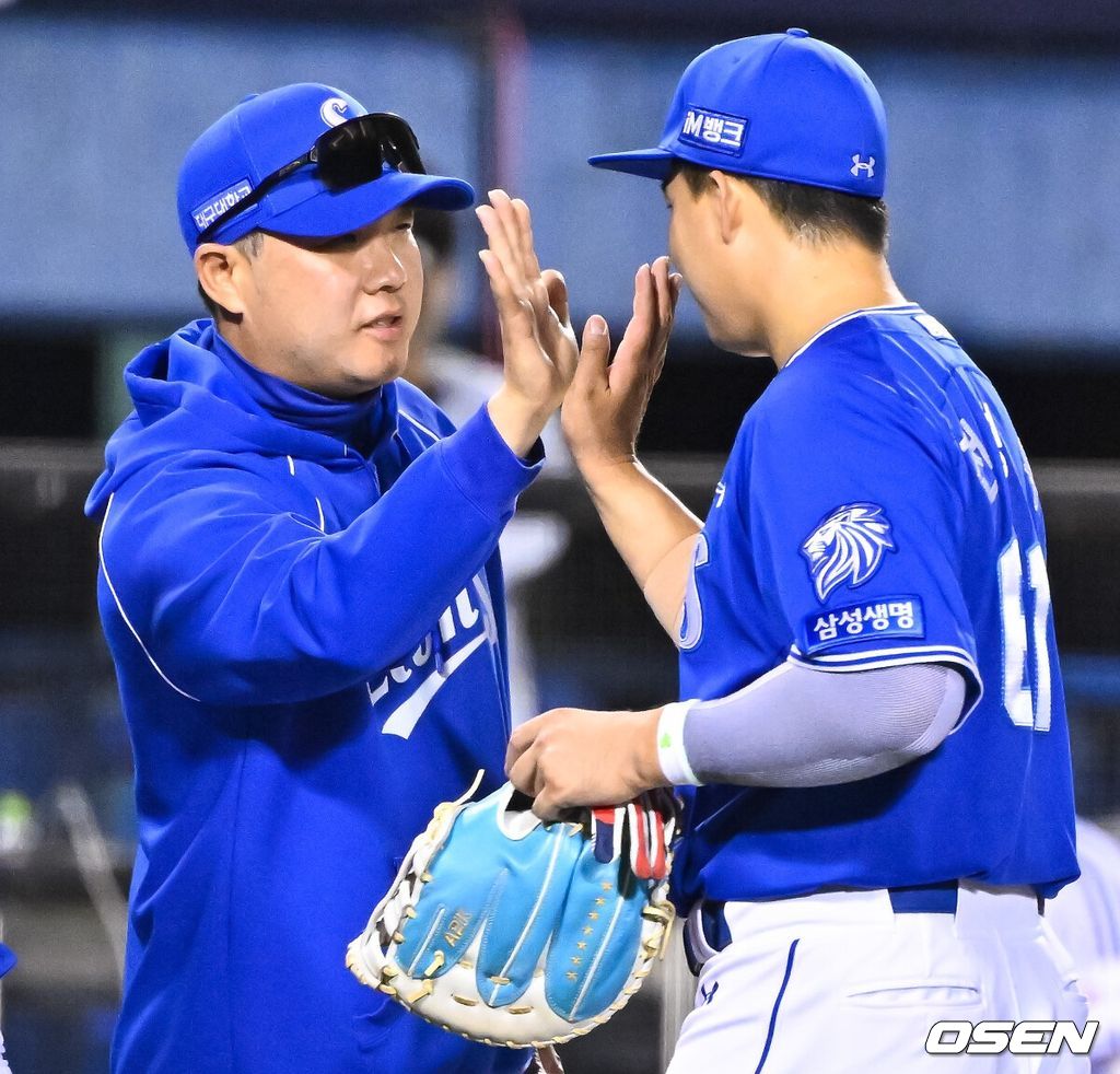 경기종료 후 삼성 박진만 감독이 5타점 기록한 전병우와 하이파이브를 하고 있다.    2026.05.12 / soul1014@osen.co.kr