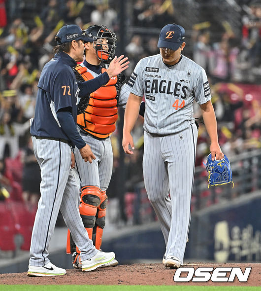 [OSEN=광주, 이석우 기자] 7일 광주-기아 챔피언스필드에서 2026 신한 SOL KBO 리그 KIA 타이거즈와 한화 이글스의 경기가 열렸다. 홈팀 KIA는 양현종이, 방문팀 한화는 정우주가 선발 출전했다.한화 이글스 김서현이 9회말 2실점 후 교체되고 있다. 2026.05.07 / foto0307@osen.co.kr