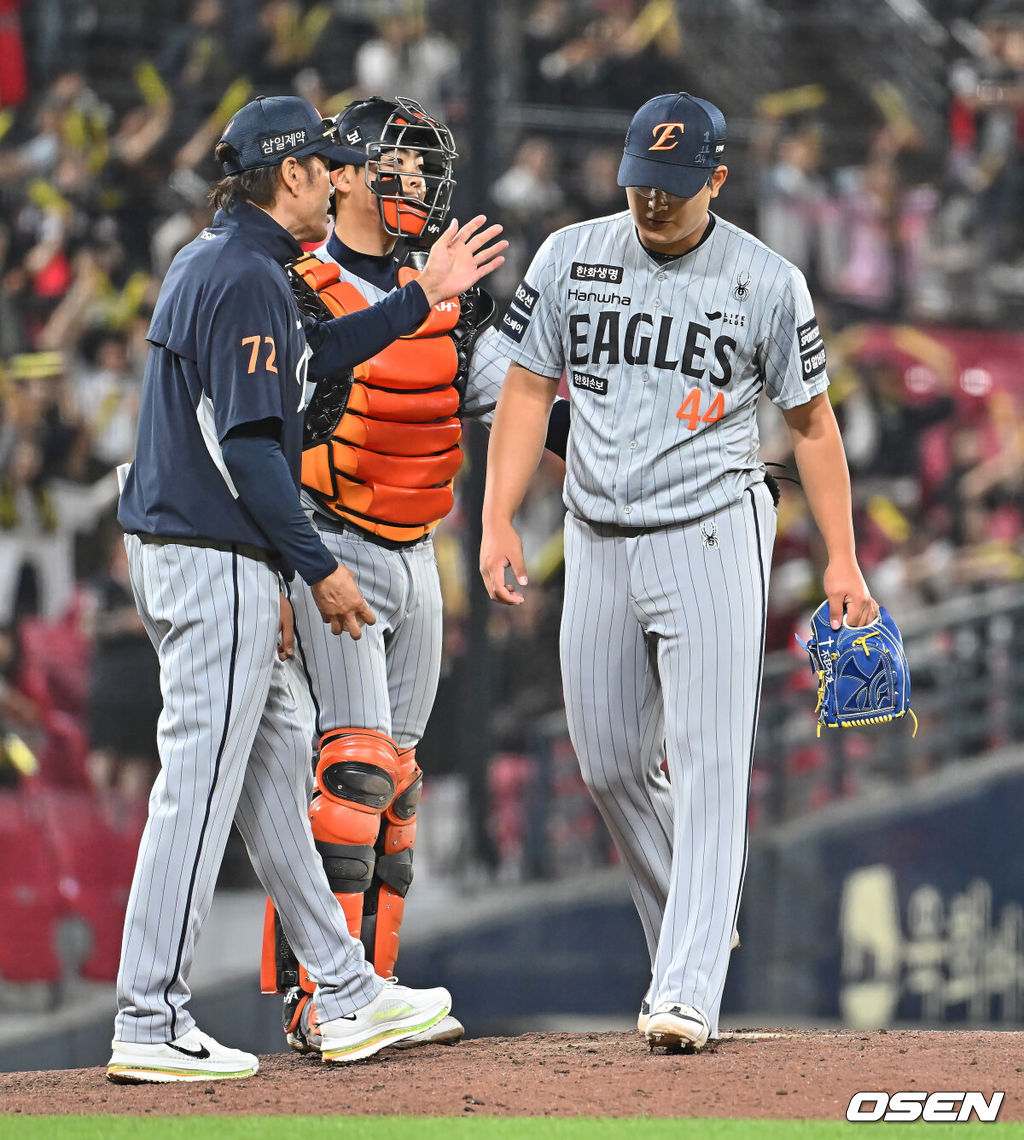 7일 광주-기아 챔피언스필드에서 2026 신한 SOL KBO 리그 KIA 타이거즈와 한화 이글스의 경기가 열렸다. 홈팀 KIA는 양현종이, 방문팀 한화는 정우주가 선발 출전했다.한화 이글스 김서현이 9회말 2실점 후 교체되고 있다. 2026.05.07 / foto0307@osen.co.kr