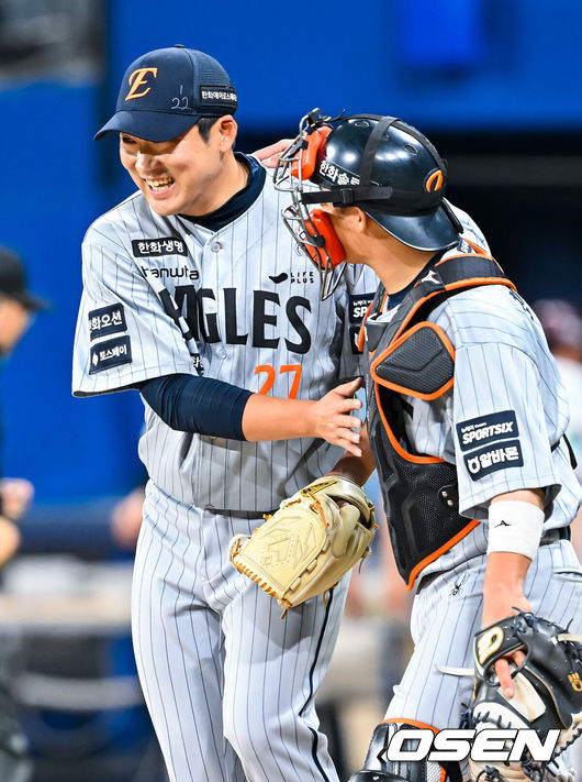 [OSEN=고척, 민경훈 기자] 12일 서울 고척 스카이돔에서 2026 신한 SOL KBO리그 키움 히어로즈와 한화 이글스의 경기가 열렸다.이 경기에서 한화는 키움에 11-5로 승리했다. 이날 승리로 3연승을 내달린 한화는 시즌 전적 17승20패를 만들었다. 키움전은 4연승, 고척 키움전은 지난해 5월 9일부터 10연승이다.경기를 마치고 한화 이민우와 최재훈과 승리의 기쁨을 나누고 있다. 2026.05.12&nbsp;/ rumi@osen.co.kr
