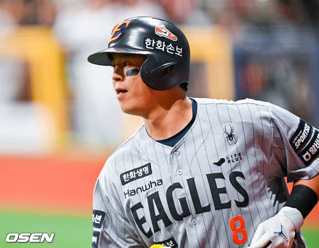 1회초 한화 노시환이 중월 만루 홈런을 때린 후 홈을 밟으며 기뻐하고 있다. 2026.05.12 / rumi@osen.co.kr