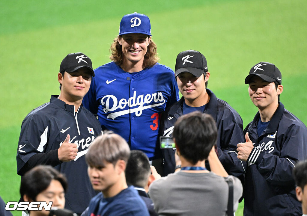 LA 다저스 타일러 글라스노우가 팀 코리아 노시환, 원태인, 김혜성과 기념촬영을 하고 있다. 2024.03.16 /sunday@osen.co.kr