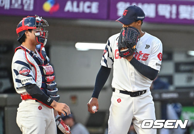 [OSEN=부산, 이석우 기자] 12일 부산 사직야구장에서 2026 신한 SOL KBO 리그 롯데 자이언츠와 NC 다이노스의 경기가 열렸다. 홈팀 롯데는 로드리게스가, 방문팀 NC는 라일리가 선발 출전했다.롯데 자이언츠 로드리게스가 3회초 1사 2루 NC 다이노스 한석현에게 중견수 앞 1타점 안타를 맞고 손성빈과 얘기하고 있다. 2026.05.12 / foto0307@osen.co.kr