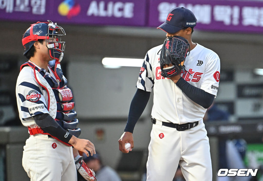 12일 부산 사직야구장에서 2026 신한 SOL KBO 리그 롯데 자이언츠와 NC 다이노스의 경기가 열렸다. 홈팀 롯데는 로드리게스가, 방문팀 NC는 라일리가 선발 출전했다.롯데 자이언츠 로드리게스가 3회초 1사 2루 NC 다이노스 한석현에게 중견수 앞 1타점 안타를 맞고 손성빈과 얘기하고 있다. 2026.05.12 / foto0307@osen.co.kr