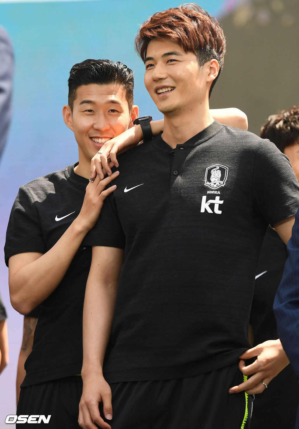 21일 오후 서울시청 앞 광장에서 '2018 러시아월드컵' 대한민국 축구대표팀 출정식이 열렸다.손흥민과 기성용이 대화를 나누고 있다. /dreamer@osen.co.kr