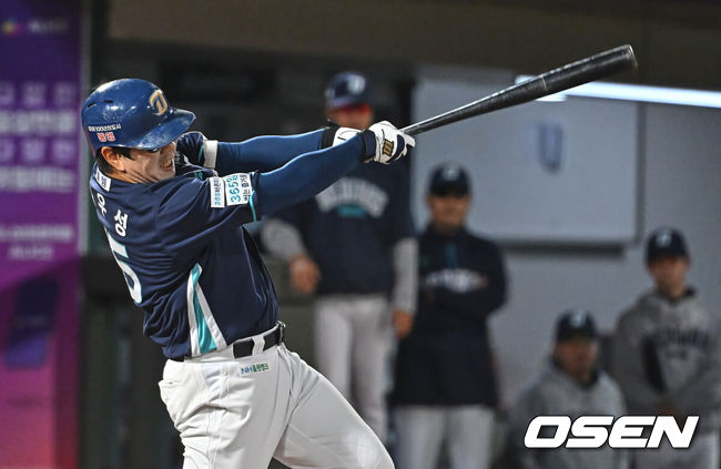 [OSEN=부산, 이석우 기자] 12일 부산 사직야구장에서 2026 신한 SOL KBO 리그 롯데 자이언츠와 NC 다이노스의 경기가 열렸다. 홈팀 롯데는 로드리게스가, 방문팀 NC는 라일리가 선발 출전했다.NC 다이노스 이우성이 5회초 무사 2루 좌익수 앞 1타점 안타를 치고 있다. 2026.05.12 / foto0307@osen.co.kr