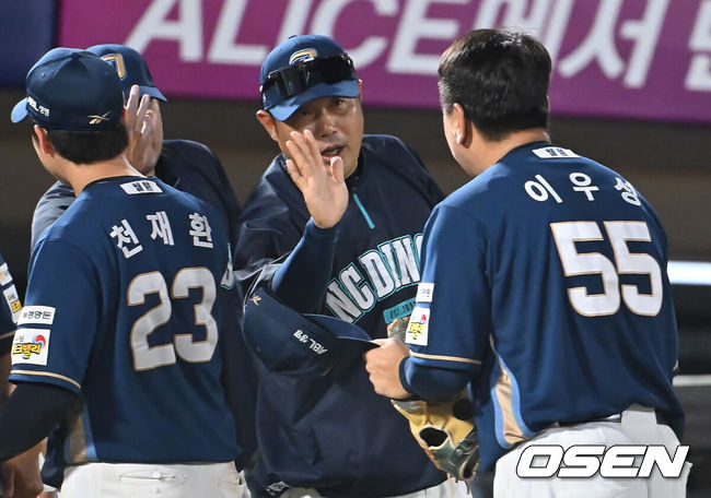 [OSEN=부산, 이석우 기자] 30일 부산 사직야구장에서 2025 신한 SOL 뱅크 KBO 리그 롯데 자이언츠와 NC 다이노스의 경기가 열렸다. 홈팀 롯데는 감보아가, 방문팀 NC는 목지훈이 선발 출전했다.NC 다이노스 이호준 감독이 롯데 자이언츠에 9-4로 승리한 후 이우성과 기쁨을 나누고 있다. 2025.07.30 / foto0307@osen.co.kr