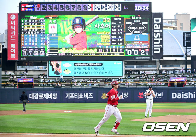 1회 첫 타석에서 개인 통산 21년 연속 두 자릿수 홈런을 때리고 그라운드를 돌고 있는 최정.