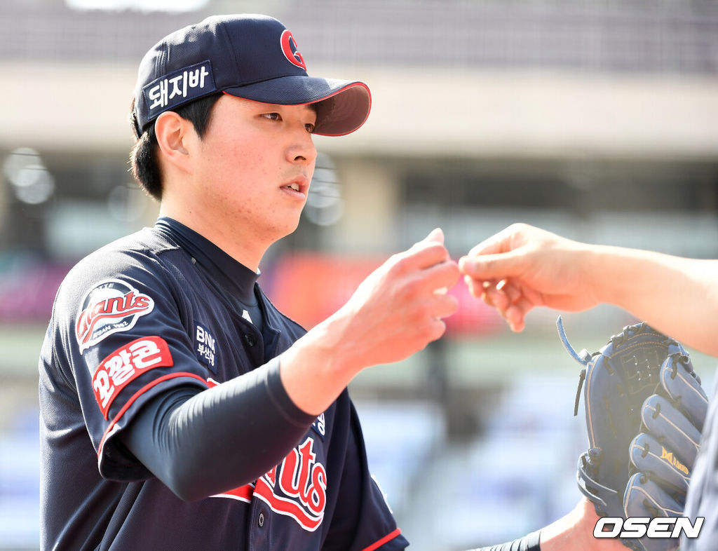 25일 오후 수원 KT위즈파크에서 ‘2021 신한은행 SOL KBO리그’ KT 위즈와 롯데 자이언츠의 경기가 열렸다.4회말 KT 공격을 무실점으로 막아낸 롯데 선발 이승헌이 더그아웃으로 향하며 동료들과 인사를 나누고 있다. / dreamer@osen.co.kr