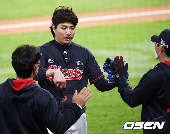[OSEN=창원, 민경훈 기자] 8일 오후 창원 NC파크에서 ‘2021 신한은행 SOL KBO 리그’ NC 다이노스와 롯데 자이언츠의 경기가 열렸다.1회말을 마친 롯데 선발 이승현이 덕아웃에서 동료들과 하이파이브를 하고 있다./rumi@osen.co.kr