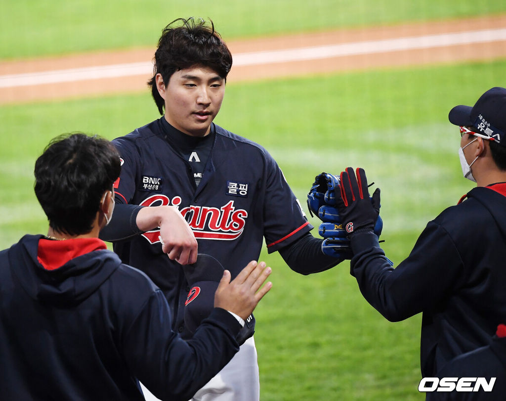 8일 오후 창원 NC파크에서 ‘2021 신한은행 SOL KBO 리그’ NC 다이노스와 롯데 자이언츠의 경기가 열렸다.1회말을 마친 롯데 선발 이승현이 덕아웃에서 동료들과 하이파이브를 하고 있다./rumi@osen.co.kr