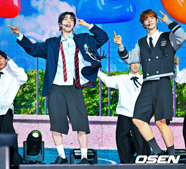[OSEN=민경훈 기자] 그룹 플레어 유(FLARE U)의 미니 1집 'YOUTH ERROR'(유스 에러) 데뷔 쇼케이스가 13일 서울 한남동 블루스퀘어에서 열렸다. 앨범 'YOUTH ERROR'는 두 청춘이 한 팀으로 만나 서로를 보완하며 하나의 빛을 만들어가는 과정을 그려 낸다. 타이틀곡을 포함해 ‘Hyper’(하이퍼), ‘우니까 (Don’t Cry)’, ‘MIRACLE’(미라클), ‘WOO-HOO’(우-후), ‘놀이터 (Playground)’까지 다채로운 감성의 총 6곡이 수록됐다. 플레어 유의 최립우와 강우진이 화려한 무대를 선보이고 있다. 2026.05.13 / rumi@osen.co.kr