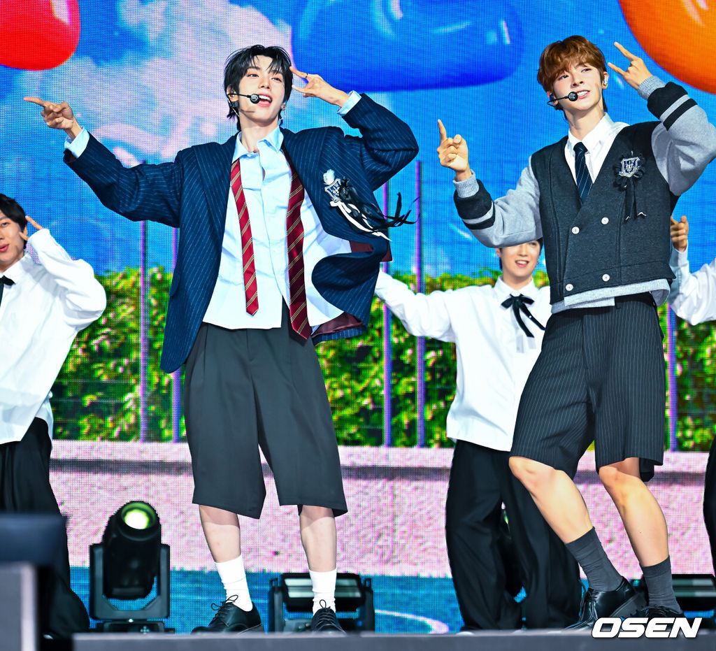 그룹 플레어 유(FLARE U)의 미니 1집 'YOUTH ERROR'(유스 에러) 데뷔 쇼케이스가 13일 서울 한남동 블루스퀘어에서 열렸다. 앨범 'YOUTH ERROR'는 두 청춘이 한 팀으로 만나 서로를 보완하며 하나의 빛을 만들어가는 과정을 그려 낸다. 타이틀곡을 포함해 ‘Hyper’(하이퍼), ‘우니까 (Don’t Cry)’, ‘MIRACLE’(미라클), ‘WOO-HOO’(우-후), ‘놀이터 (Playground)’까지 다채로운 감성의 총 6곡이 수록됐다. 플레어 유의 최립우와 강우진이 화려한 무대를 선보이고 있다. 2026.05.13 / rumi@osen.co.kr