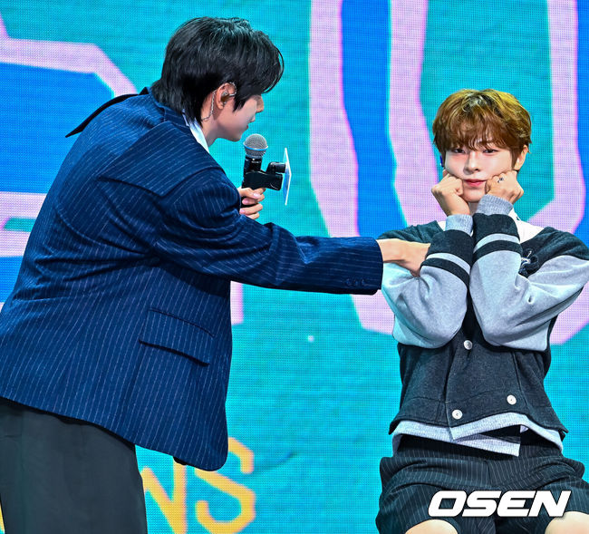[OSEN=민경훈 기자] 그룹 플레어 유(FLARE U-최립우, 강우진)의 미니 1집 'YOUTH ERROR'(유스 에러) 데뷔 쇼케이스가 13일 서울 한남동 블루스퀘어에서 열렸다. 앨범 'YOUTH ERROR'는 두 청춘이 한 팀으로 만나 서로를 보완하며 하나의 빛을 만들어가는 과정을 그려 낸다. 타이틀곡을 포함해 ‘Hyper’(하이퍼), ‘우니까 (Don’t Cry)’, ‘MIRACLE’(미라클), ‘WOO-HOO’(우-후), ‘놀이터 (Playground)’까지 다채로운 감성의 총 6곡이 수록됐다. 플레어 유가 쇼케이스에서 포즈를 취하고 있다. 2026.05.13 / rumi@osen.co.kr