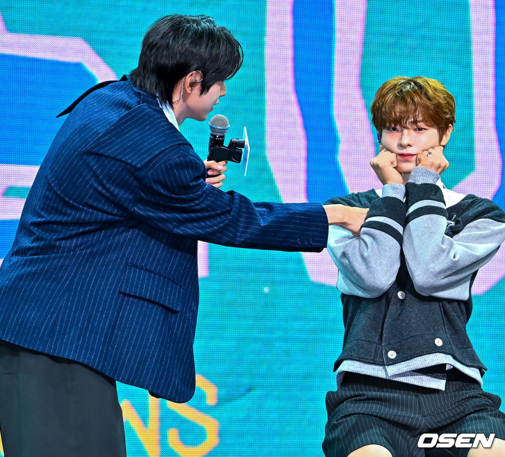 그룹 플레어 유(FLARE U-최립우, 강우진)의 미니 1집 'YOUTH ERROR'(유스 에러) 데뷔 쇼케이스가 13일 서울 한남동 블루스퀘어에서 열렸다. 앨범 'YOUTH ERROR'는 두 청춘이 한 팀으로 만나 서로를 보완하며 하나의 빛을 만들어가는 과정을 그려 낸다. 타이틀곡을 포함해 ‘Hyper’(하이퍼), ‘우니까 (Don’t Cry)’, ‘MIRACLE’(미라클), ‘WOO-HOO’(우-후), ‘놀이터 (Playground)’까지 다채로운 감성의 총 6곡이 수록됐다. 플레어 유가 쇼케이스에서 포즈를 취하고 있다. 2026.05.13 / rumi@osen.co.kr
