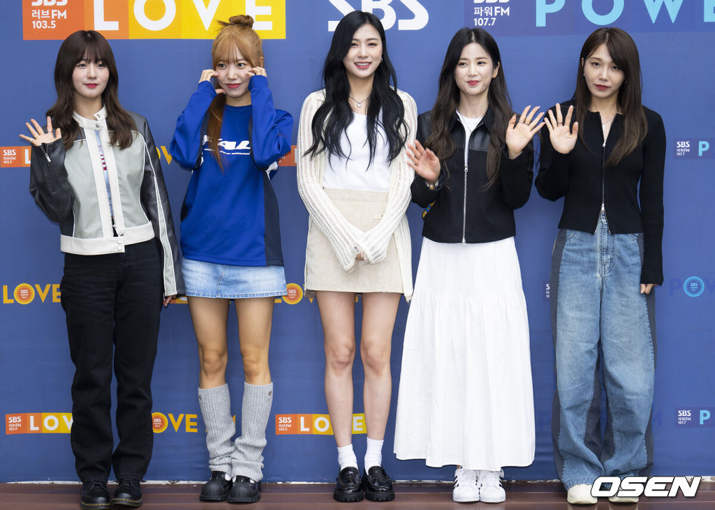 6일 오후 서울 목동 SBS 사옥에서 SBS 파워FM '두시탈출 컬투쇼'가그룹 에이핑크가 취재진을 향해 포즈를 취하고 있다. 2023.04.06 /ksl0919@osen.co.kr