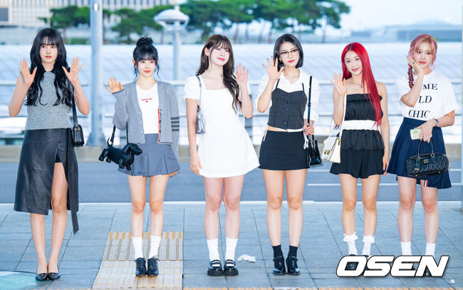 [OSEN=인천공항, 민경훈 기자] 걸그룹 스테이씨(STAYC)가 24일 오후 인천공항을 통해 LA로 출국했다.스테이씨는 미국 LA에서 열리는 KCON LA 2024에 참가해 팬들을 만날 예정이다.스테이씨 멤버들이 출국장으로 향하며 팬들과 취재진을 향해 인사하고 있다. 2024.07.24 / rumi@osen.co.kr
