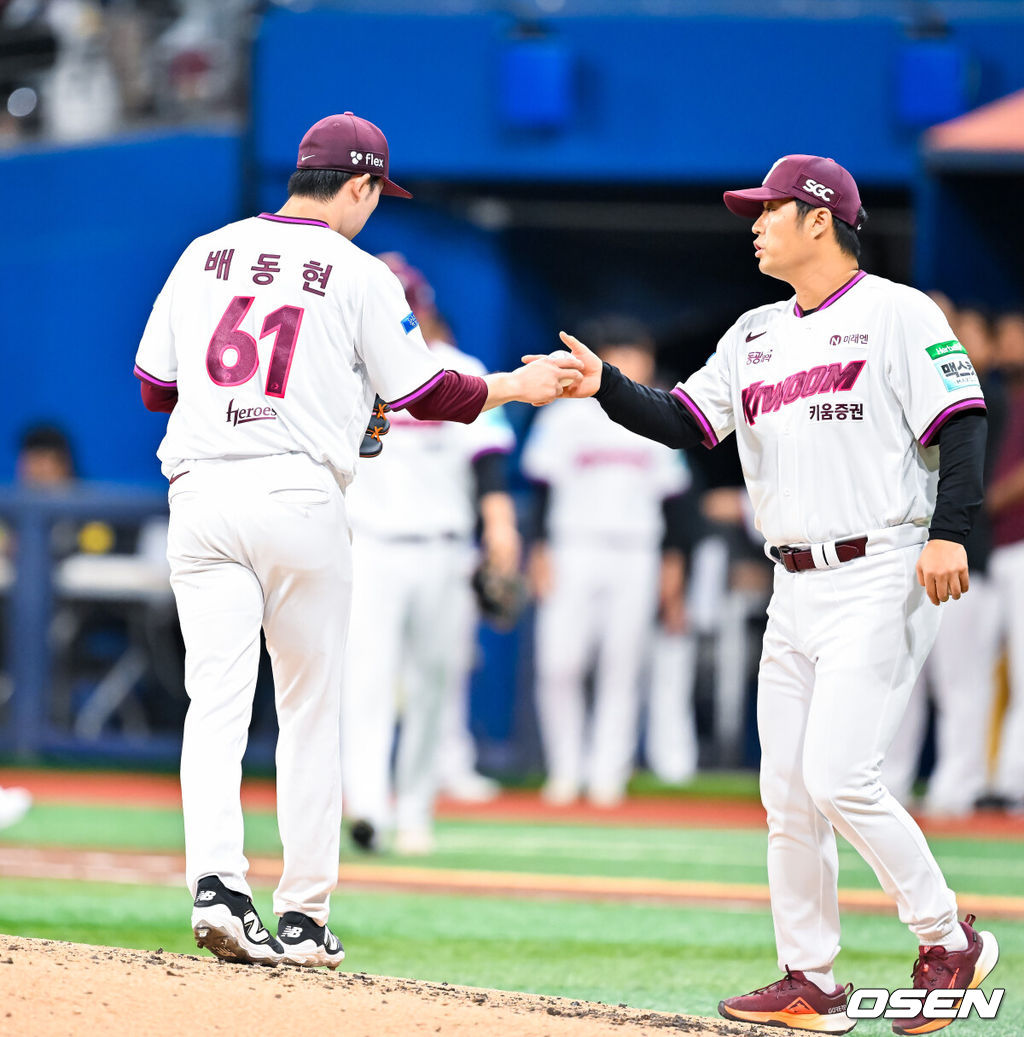 12일 서울 고척 스카이돔에서 2026 신한 SOL KBO리그 키움 히어로즈와 한화 이글스의 경기가 열렸다.키움은 배동현, 한화는 류현진이 선발로 나섰다.4회초 무사 주자 2,3루 한화 이진영 타석에서 키움 선발 배동현이 교체되고 있다. 2026.05.12 / rumi@osen.co.kr
