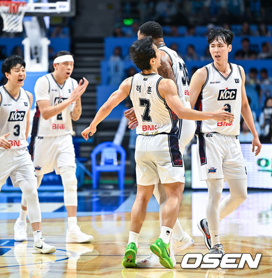 [OSEN=고양, 박준형 기자] 13일 오후 고양소노아레나에서 2025-26 LG전자 프로농구 챔피언결정전 5차전 고양 소노 스카이거너스와 부산 KCC의 경기가 진행됐다. 부산 KCC 이지스는 챔피언결정전 우승 확정을 노리고, 고양 소노 스카이거너스는 반격의 흐름 속 리버스 스윕에 도전한다.2쿼터 숀롱의 득점 이후 작전타임때 KCC 선수들이 기뻐하고 있다.   2026.05.13 / soul1014@osen.co.kr