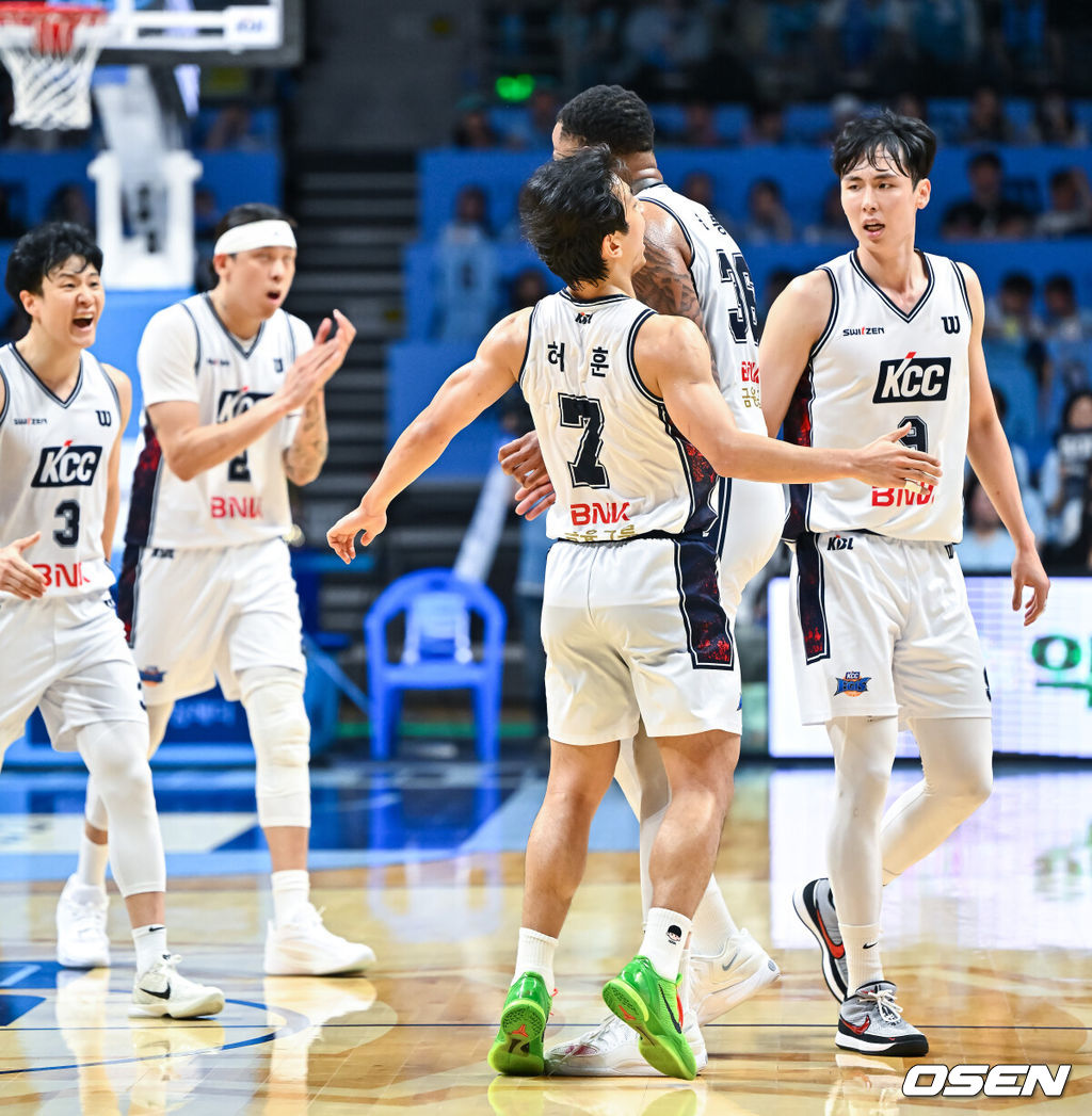 13일 오후 고양소노아레나에서 2025-26 LG전자 프로농구 챔피언결정전 5차전 고양 소노 스카이거너스와 부산 KCC의 경기가 진행됐다. 부산 KCC 이지스는 챔피언결정전 우승 확정을 노리고, 고양 소노 스카이거너스는 반격의 흐름 속 리버스 스윕에 도전한다.2쿼터 숀롱의 득점 이후 작전타임때 KCC 선수들이 기뻐하고 있다.   2026.05.13 / soul1014@osen.co.kr