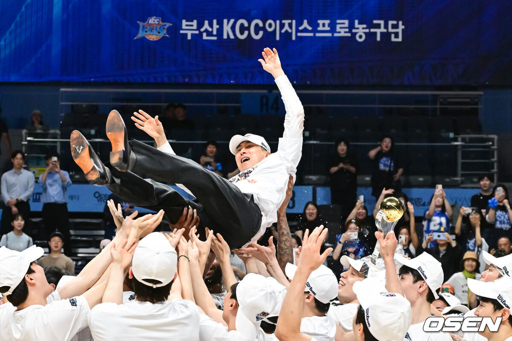 정규리그 6위가 챔프전 우승을 했다! 부산 KCC가 프로농구 새 역사를 썼다. 부산 KCC는 13일 고양소노아레나에서 개최된 2025-26 LG전자 프로농구 챔피언결정전 5차전에서 고양 소노를 76-68로 제압했다. KCC는 4승 1패로 2년 만의 챔프전 우승컵 탈환에 성공했다.우승 시상식에서 KCC 이상민 감독이 헹가래를 받고 있다.  2026.05.13 / soul1014@osen.co.kr