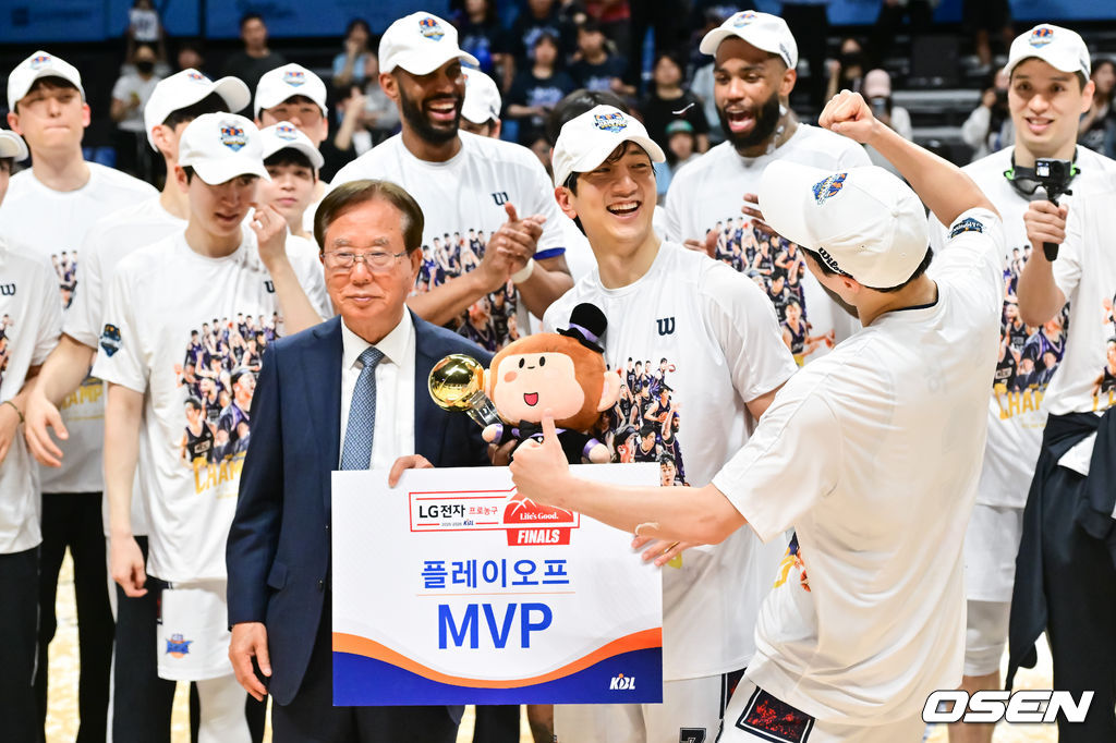 정규리그 6위가 챔프전 우승을 했다! 부산 KCC가 프로농구 새 역사를 썼다. 부산 KCC는 13일 고양소노아레나에서 개최된 2025-26 LG전자 프로농구 챔피언결정전 5차전에서 고양 소노를 76-68로 제압했다. KCC는 4승 1패로 2년 만의 챔프전 우승컵 탈환에 성공했다.우승 시상식에서 MVP로 선정된 KCC 허훈이 형 허웅의 축하 속에 포즈를 취하고 있다.  2026.05.13 / soul1014@osen.co.kr