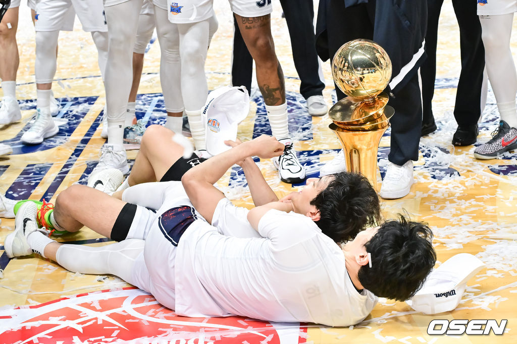 정규리그 6위가 챔프전 우승을 했다! 부산 KCC가 프로농구 새 역사를 썼다. 부산 KCC는 13일 고양소노아레나에서 개최된 2025-26 LG전자 프로농구 챔피언결정전 5차전에서 고양 소노를 76-68로 제압했다. KCC는 4승 1패로 2년 만의 챔프전 우승컵 탈환에 성공했다.우승 시상식에서 MVP로 선정된 KCC 허훈이 형 허웅의 축하를 받고 있다.  2026.05.13 / soul1014@osen.co.kr