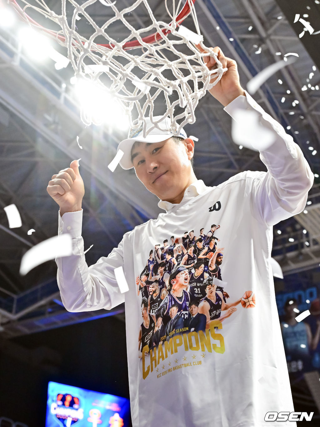 정규리그 6위가 챔프전 우승을 했다! 부산 KCC가 프로농구 새 역사를 썼다. 부산 KCC는 13일 고양소노아레나에서 개최된 2025-26 LG전자 프로농구 챔피언결정전 5차전에서 고양 소노를 76-68로 제압했다. KCC는 4승 1패로 2년 만의 챔프전 우승컵 탈환에 성공했다.우승 시상식 림 커팅식에서 KCC 이상민 감독이 포즈를 취하고 있다.   2026.05.13 / soul1014@osen.co.kr