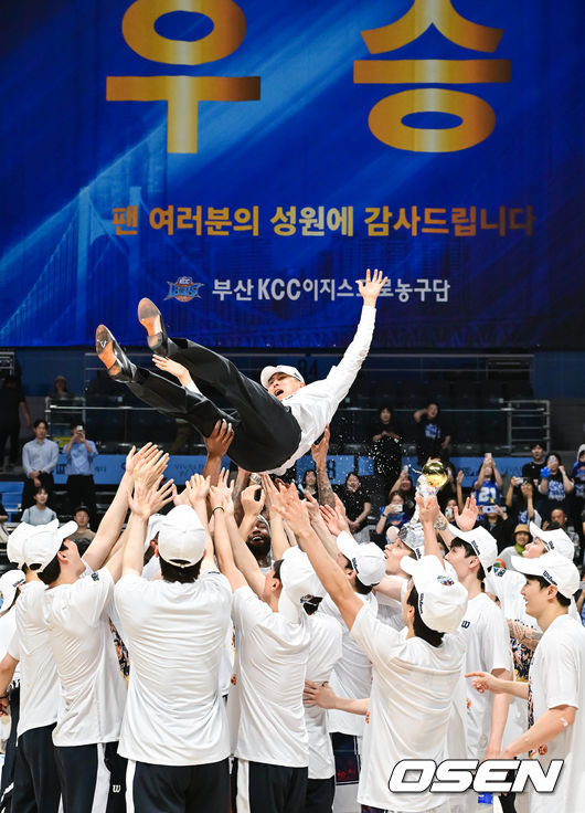 [OSEN=고양, 박준형 기자] 정규리그 6위가 챔프전 우승을 했다! 부산 KCC가 프로농구 새 역사를 썼다.&nbsp;부산 KCC는 13일 고양소노아레나에서 개최된 2025-26 LG전자 프로농구 챔피언결정전 5차전에서 고양 소노를 76-68로 제압했다. KCC는 4승 1패로 2년 만의 챔프전 우승컵 탈환에 성공했다.우승 시상식에서 KCC 이상민 감독이 헹가래를 받고 있다.  2026.05.13 / soul1014@osen.co.kr
