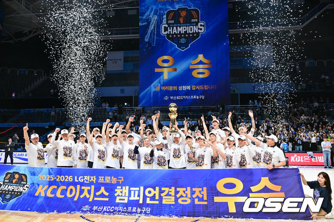 [OSEN=고양, 박준형 기자] 정규리그 6위가 챔프전 우승을 했다! 부산 KCC가 프로농구 새 역사를 썼다.&nbsp;부산 KCC는 13일 고양소노아레나에서 개최된 2025-26 LG전자 프로농구 챔피언결정전 5차전에서 고양 소노를 76-68로 제압했다. KCC는 4승 1패로 2년 만의 챔프전 우승컵 탈환에 성공했다.우승 시상식에서 KCC 선수들이 포즈를 취하고 있다.   2026.05.13 / soul1014@osen.co.kr