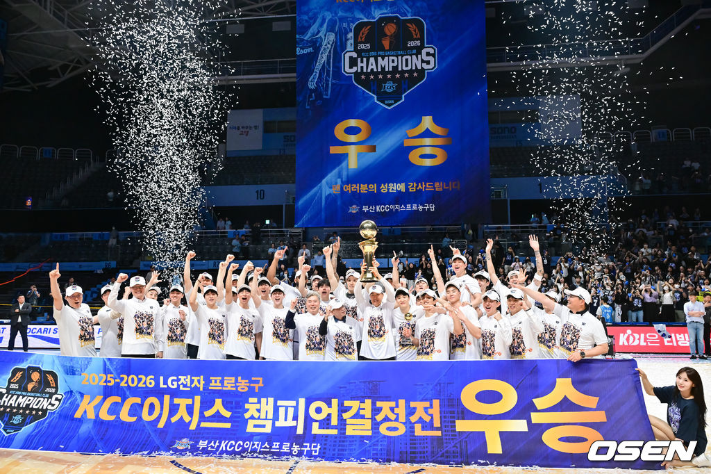 정규리그 6위가 챔프전 우승을 했다! 부산 KCC가 프로농구 새 역사를 썼다. 부산 KCC는 13일 고양소노아레나에서 개최된 2025-26 LG전자 프로농구 챔피언결정전 5차전에서 고양 소노를 76-68로 제압했다. KCC는 4승 1패로 2년 만의 챔프전 우승컵 탈환에 성공했다.우승 시상식에서 KCC 선수들이 포즈를 취하고 있다.   2026.05.13 / soul1014@osen.co.kr