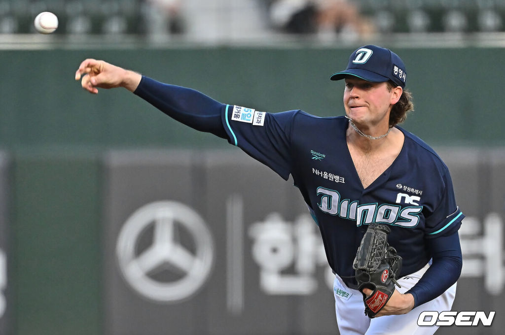13일 부산 사직야구장에서 2026 신한 SOL KBO 리그 롯데 자이언츠와 NC 다이노스의 경기가 열렸다. 홈팀 롯데는 비슬리가, 방문팀 NC는 테일러가 선발 출전했다.NC 다이노스 선발 투수 테일러가 역투하고 있다. 2026.05.13 / foto0307@osen.co.kr