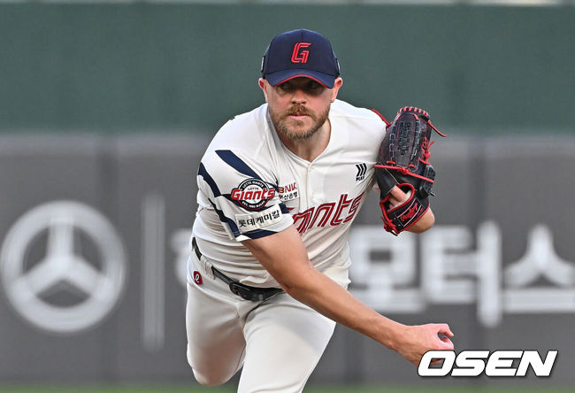 [OSEN=부산, 이석우 기자] 13일 부산 사직야구장에서 2026 신한 SOL KBO 리그 롯데 자이언츠와 NC 다이노스의 경기가 열렸다. 홈팀 롯데는 비슬리가, 방문팀 NC는 테일러가 선발 출전했다.롯데 자이언츠 선발 투수 비슬리가 역투하고 있다. 2026.05.13 / foto0307@osen.co.kr