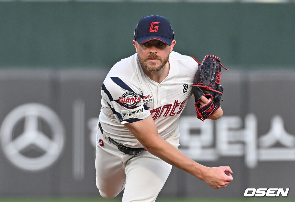 13일 부산 사직야구장에서 2026 신한 SOL KBO 리그 롯데 자이언츠와 NC 다이노스의 경기가 열렸다. 홈팀 롯데는 비슬리가, 방문팀 NC는 테일러가 선발 출전했다.롯데 자이언츠 선발 투수 비슬리가 역투하고 있다. 2026.05.13 / foto0307@osen.co.kr