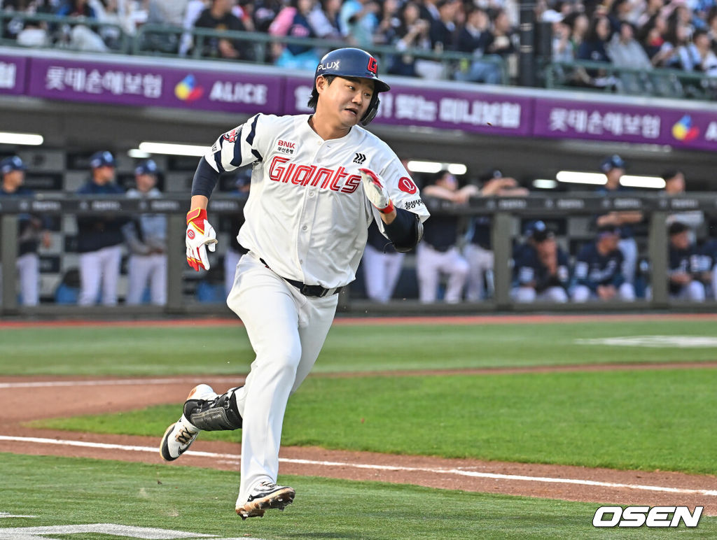 13일 부산 사직야구장에서 2026 신한 SOL KBO 리그 롯데 자이언츠와 NC 다이노스의 경기가 열렸다. 홈팀 롯데는 비슬리가, 방문팀 NC는 테일러가 선발 출전했다.롯데 자이언츠 손호영이 2회말 2사 1,2루 좌중간 2타점 2루타를 치고 진루하고 있다. 2026.05.13 / foto0307@osen.co.kr