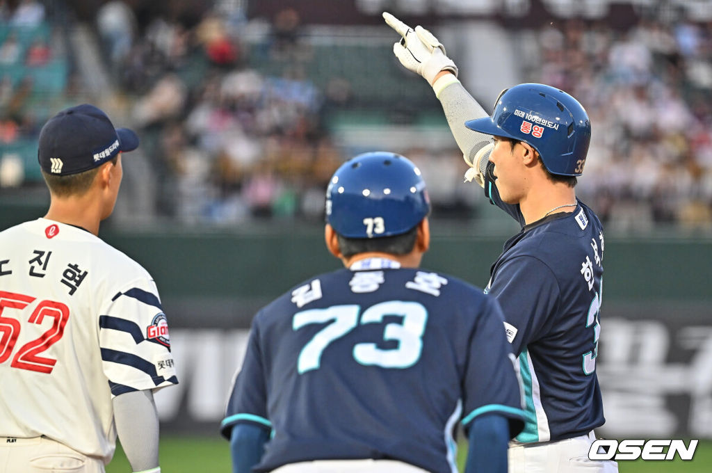 13일 부산 사직야구장에서 2026 신한 SOL KBO 리그 롯데 자이언츠와 NC 다이노스의 경기가 열렸다. 홈팀 롯데는 비슬리가, 방문팀 NC는 테일러가 선발 출전했다.NC 다이노스 한석현이 3회초 2사 1,3루 우익수 앞 1타점 안타를 치고 세리머니를 하고 있다. 2026.05.13 / foto0307@osen.co.kr