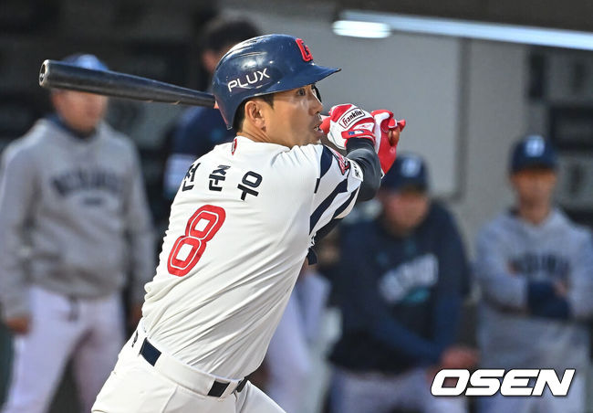 [OSEN=부산, 이석우 기자] 13일 부산 사직야구장에서 2026 신한 SOL KBO 리그 롯데 자이언츠와 NC 다이노스의 경기가 열렸다. 홈팀 롯데는 비슬리가, 방문팀 NC는 테일러가 선발 출전했다.롯데 자이언츠 전준우가 3회말 무사 2,3루 우익수 왼쪽 1타점 안타를 치고 있다. 2026.05.13 / foto0307@osen.co.kr