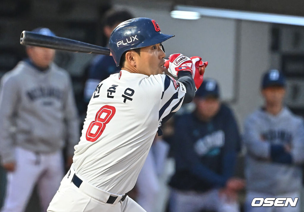 13일 부산 사직야구장에서 2026 신한 SOL KBO 리그 롯데 자이언츠와 NC 다이노스의 경기가 열렸다. 홈팀 롯데는 비슬리가, 방문팀 NC는 테일러가 선발 출전했다.롯데 자이언츠 전준우가 3회말 무사 2,3루 우익수 왼쪽 1타점 안타를 치고 있다. 2026.05.13 / foto0307@osen.co.kr
