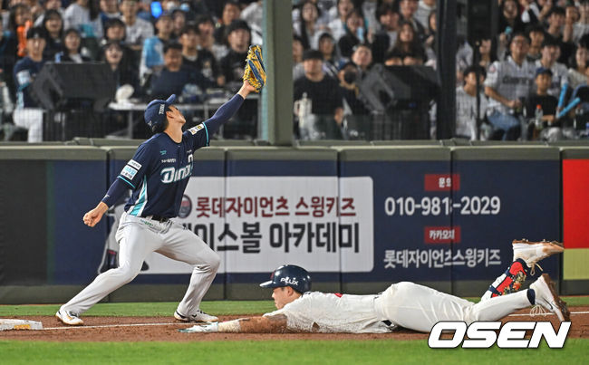 [OSEN=부산, 이석우 기자] 13일 부산 사직야구장에서 2026 신한 SOL KBO 리그 롯데 자이언츠와 NC 다이노스의 경기가 열렸다. 홈팀 롯데는 비슬리가, 방문팀 NC는 테일러가 선발 출전했다.롯데 자이언츠 고승민이 4회말 1사 2루 우중간 1타점 3루타를 치고 진루하고 있다. 2026.05.13 / foto0307@osen.co.kr