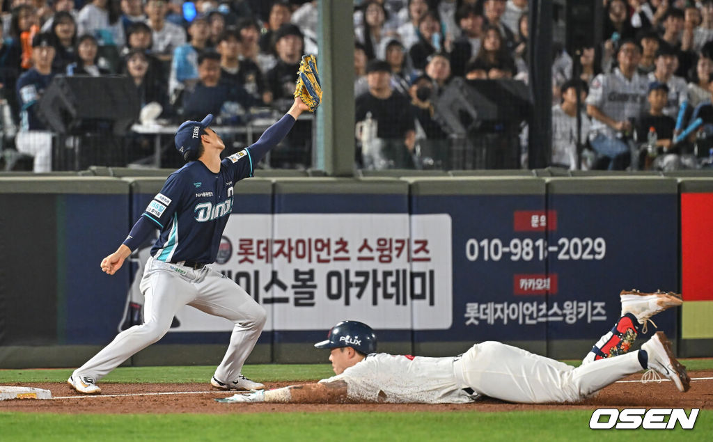 13일 부산 사직야구장에서 2026 신한 SOL KBO 리그 롯데 자이언츠와 NC 다이노스의 경기가 열렸다. 홈팀 롯데는 비슬리가, 방문팀 NC는 테일러가 선발 출전했다.롯데 자이언츠 고승민이 4회말 1사 2루 우중간 1타점 3루타를 치고 진루하고 있다. 2026.05.13 / foto0307@osen.co.kr