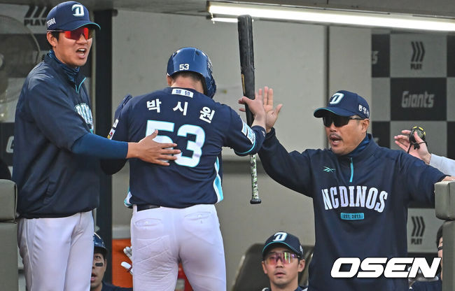 [OSEN=부산, 이석우 기자] 13일 부산 사직야구장에서 2026 신한 SOL KBO 리그 롯데 자이언츠와 NC 다이노스의 경기가 열렸다. 홈팀 롯데는 비슬리가, 방문팀 NC는 테일러가 선발 출전했다.NC 다이노스 이호준 감독이 3회초 2사 1,3루 한석현의 우익수 앞 1타점 안타때 득점을 올린 박시원과 하이파이브를 하고 있다. 2026.05.13 / foto0307@osen.co.kr