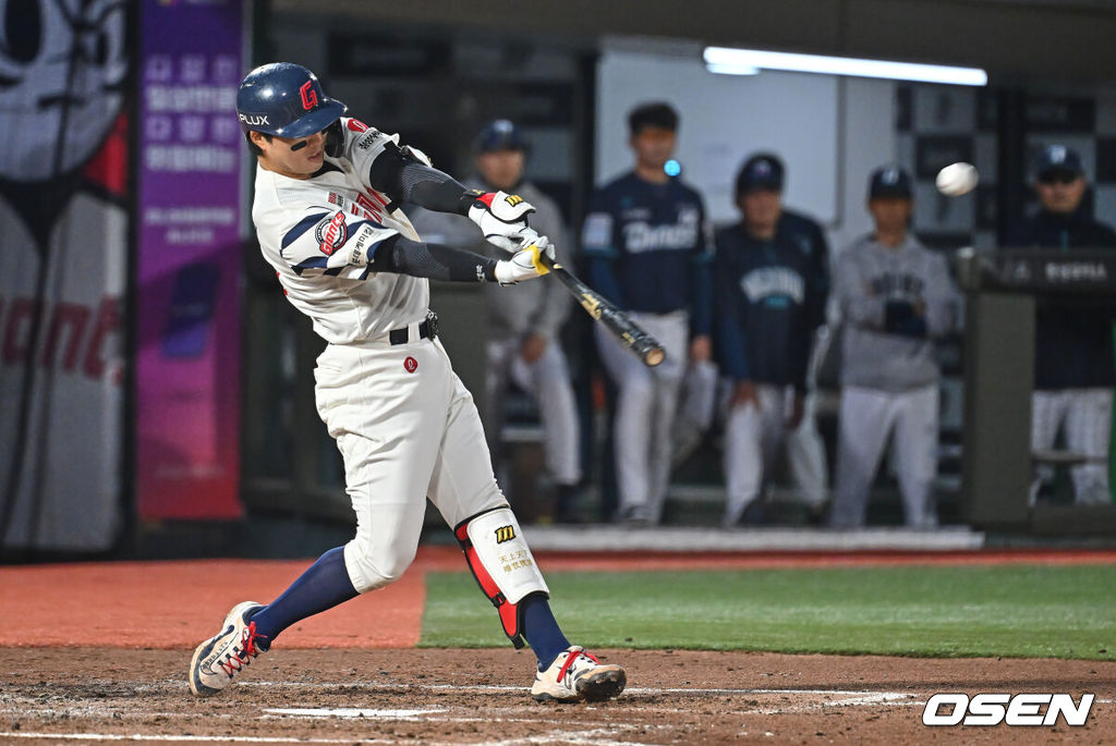 13일 부산 사직야구장에서 2026 신한 SOL KBO 리그 롯데 자이언츠와 NC 다이노스의 경기가 열렸다. 홈팀 롯데는 비슬리가, 방문팀 NC는 테일러가 선발 출전했다.롯데 자이언츠 손성빈이 4회말 1사 좌중간 2루타를 치고 있다. 2026.05.13 / foto0307@osen.co.kr