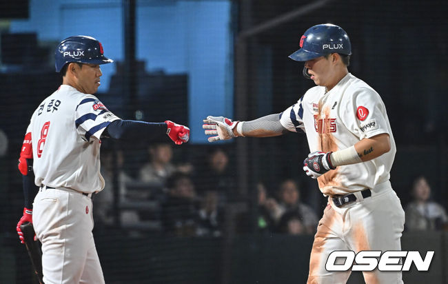 [OSEN=부산, 이석우 기자] 13일 부산 사직야구장에서 2026 신한 SOL KBO 리그 롯데 자이언츠와 NC 다이노스의 경기가 열렸다. 홈팀 롯데는 비슬리가, 방문팀 NC는 테일러가 선발 출전했다.롯데 자이언츠 고승민이 4회말 1사 3루 레이예스의 1루수 땅볼 아웃때 득점을 올리고 하이파이브를 하고 있다. 2026.05.13 / foto0307@osen.co.kr